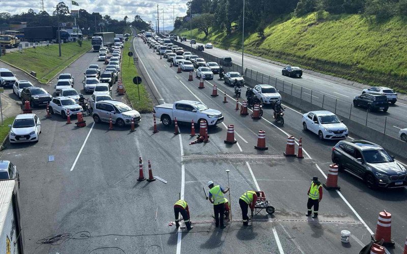 Obras de sinalização para liberação de novo desvio no km 240 da BR-116, em Novo Hamburgo, provoca lentidão no trecho