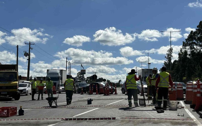 Obras de sinalização para liberação de novo desvio no km 240 da BR-116, em Novo Hamburgo, provoca lentidão no trecho | abc+