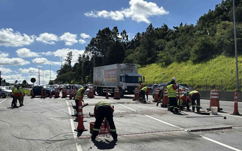 Obras de sinalização para liberação de novo desvio no km 240 da BR-116, em Novo Hamburgo, provoca lentidão no trecho