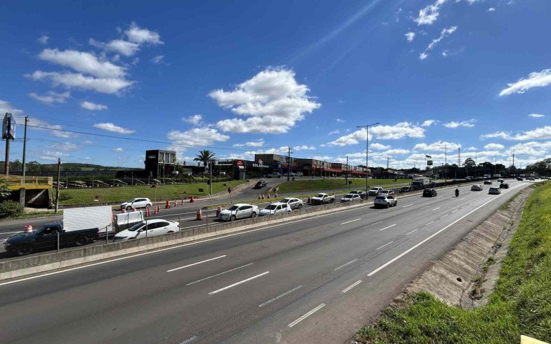 Obras de sinalização para liberação de novo desvio no km 240 da BR-116, em Novo Hamburgo, provoca lentidão no trecho