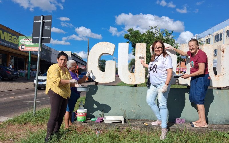 Quatro moradoras revitalizaram o letreiro do bairro Guajuviras neste sábado (17) | abc+
