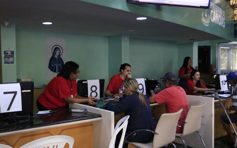 Os aposentados Lurdes Perez e Adão Gonçalves foram atendidos no mutirão do HU de Canoas neste sábado (18) | abc+