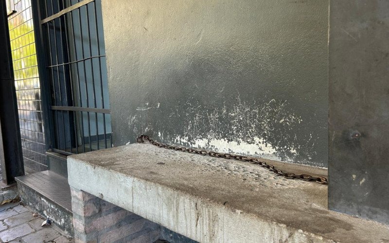 Apesar do cenário de pressão, até às 16h30 deste sábado (18), não havia registro de presos custodiados em viaturas nos pátios das DPPAs de Novo Hamburgo e São Leopoldo