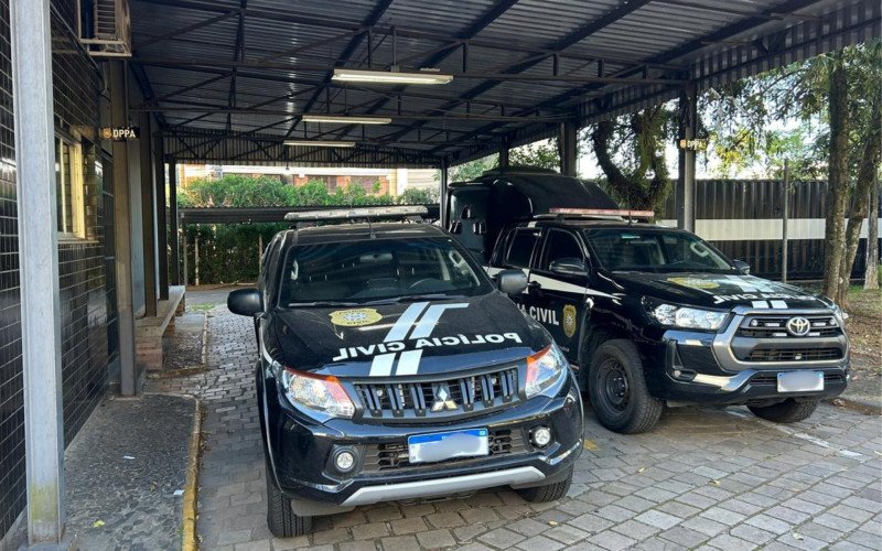 Apesar do cenário de pressão, até às 16h30 deste sábado (18), não havia registro de presos custodiados em viaturas nos pátios das DPPAs de Novo Hamburgo e São Leopoldo