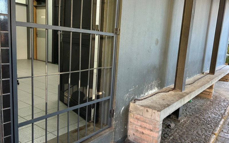 Apesar do cenário de pressão, até às 16h30 deste sábado (18), não havia registro de presos custodiados em viaturas nos pátios das DPPAs de Novo Hamburgo e São Leopoldo