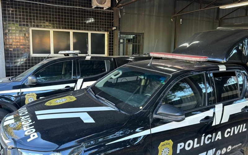 Apesar do cenário de pressão, até às 16h30 deste sábado (18), não havia registro de presos custodiados em viaturas nos pátios das DPPAs de Novo Hamburgo e São Leopoldo