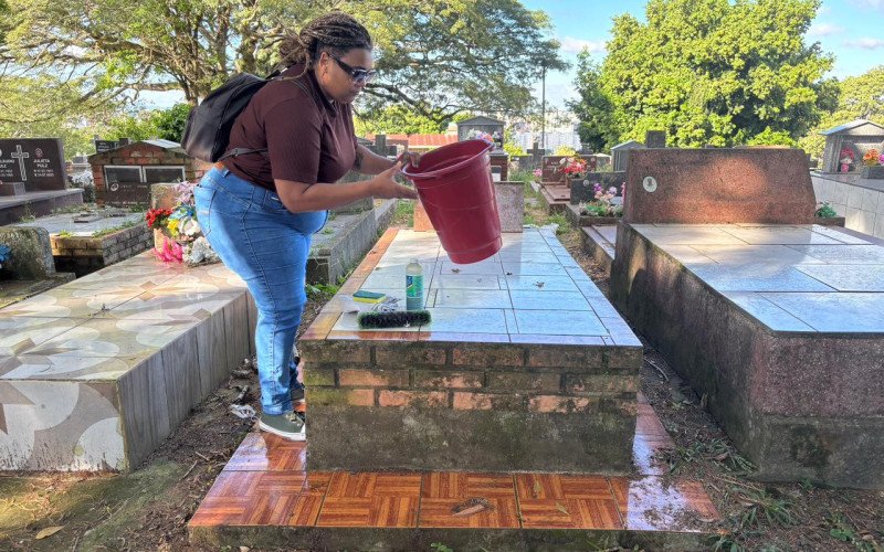 Joseane foi realizar a limpeza do túmulo de familiar | abc+