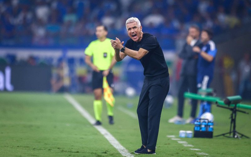 Treinador Luís Castro á beira do campo do Mineirão | abc+