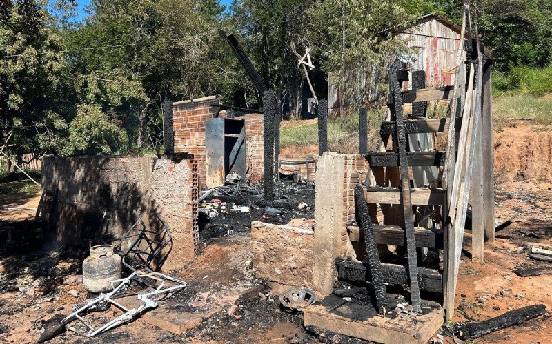 Incêndio destruiu casa na comunidade indígena Por Fi Ga neste domingo (19)