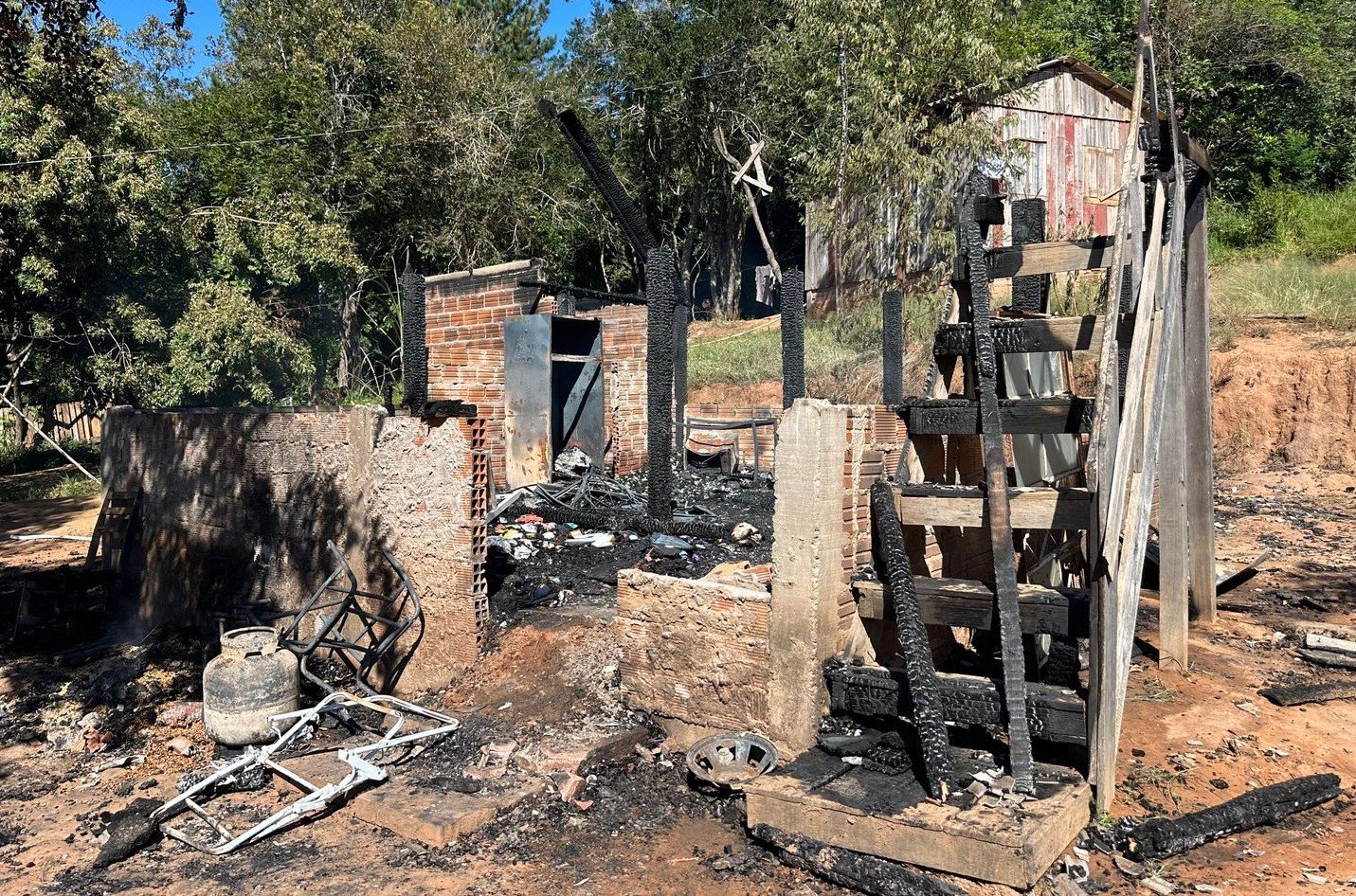 Inc&ecirc;ndio destr&oacute;i casa na comunidade ind&iacute;gena Por Fi Ga, em S&atilde;o Leopoldo