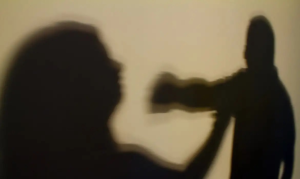Justi&ccedil;a condena jovem que armou estupro coletivo contra adolescente