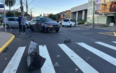 Ônibus com cerca de 20 passageiros se envolve em acidente em cruzamento movimentado de Novo Hamburgo