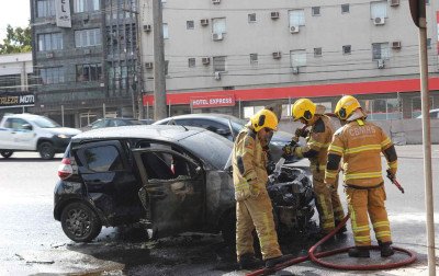 "Ele saiu correndo enquanto o fogo crescia": Carro de bombeiro pega fogo na BR-116