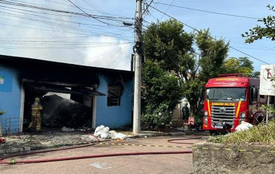 "Muito triste, vontade de não reabrir mais": Incêndio atinge fábrica de reciclagem em Novo Hamburgo pela segunda vez em 15 anos