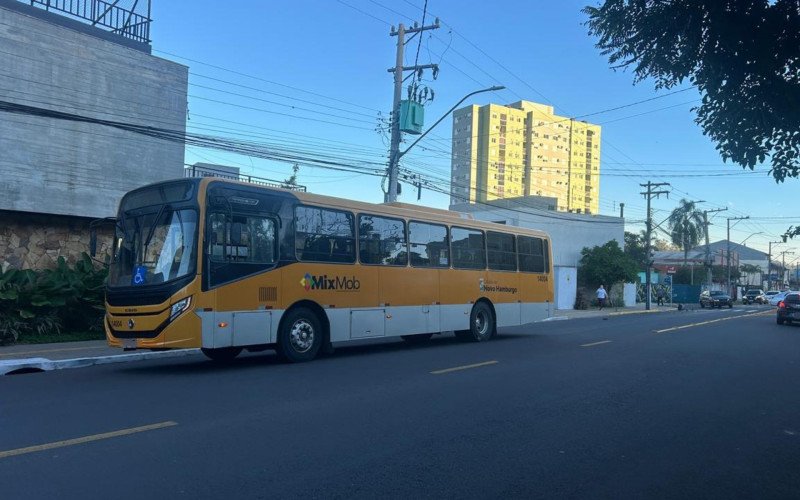 Ônibus com cerca de 20 passageiros se envolve em acidente em cruzamento movimentado de Novo Hamburgo