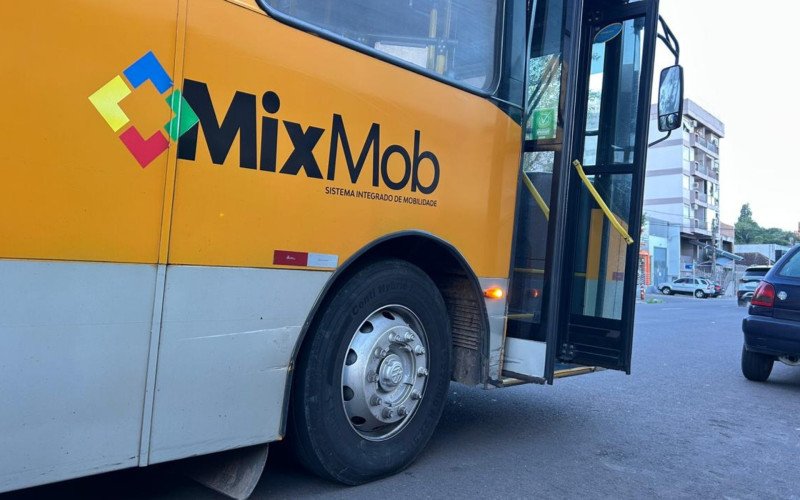 Ônibus com cerca de 20 passageiros se envolve em acidente em cruzamento movimentado de Novo Hamburgo
