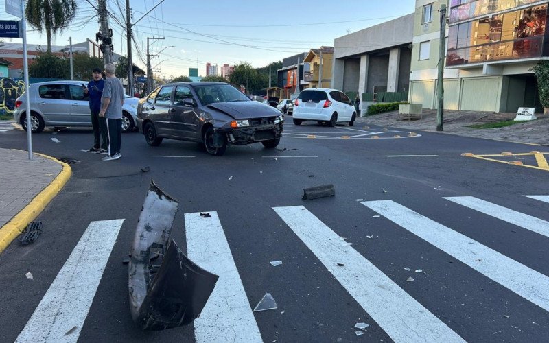 Ônibus com cerca de 20 passageiros se envolve em acidente em cruzamento movimentado de Novo Hamburgo