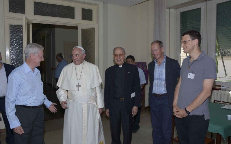 Irmão Afonso Wobeto (à esquerda do papa) em encontro com Papa Francisco, na Casa Geral da Companhia de Jesus em Roma, em 2014
