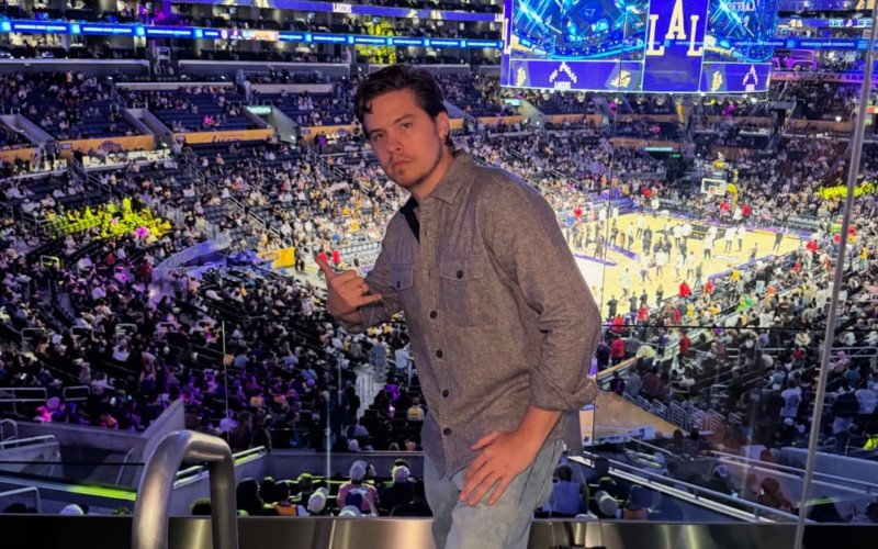 Dylan Sprouse imobilizou homem que invadiu sua casa em Los Angeles, nos Estados Unidos | abc+