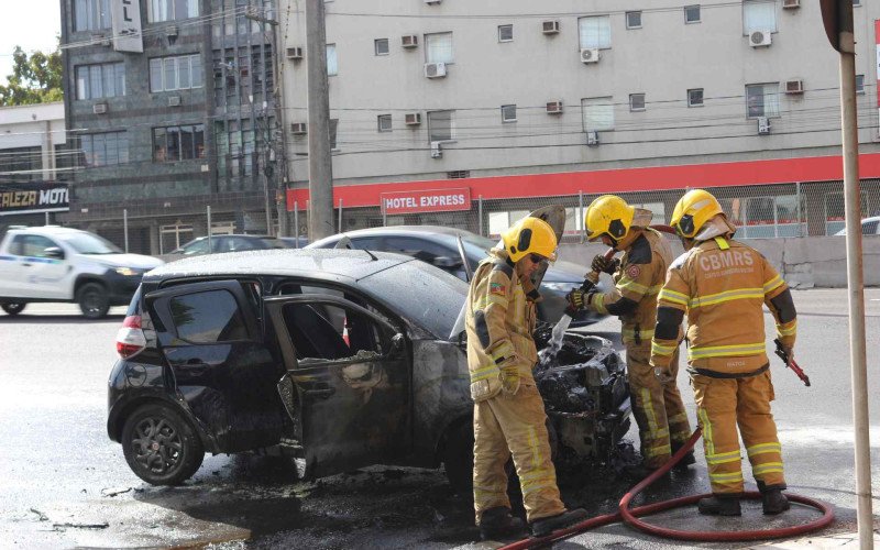 Bombeiros correram para a BR-116 nesta segunda-feira (20) após o sinistro | abc+