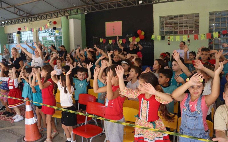 Alunos aprendem danças alemãs no Kerb da Emef Prefeito Reinato Enio Trein | abc+