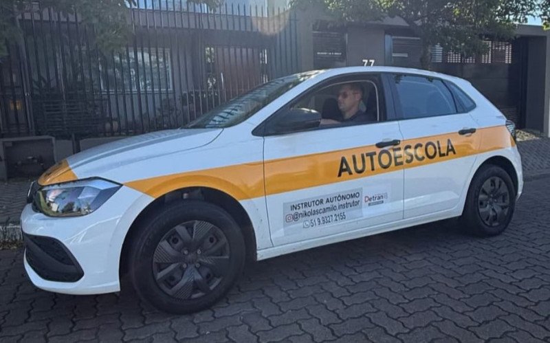 Camilo investiu em adaptar seu veículo para dar aulas particulares | abc+