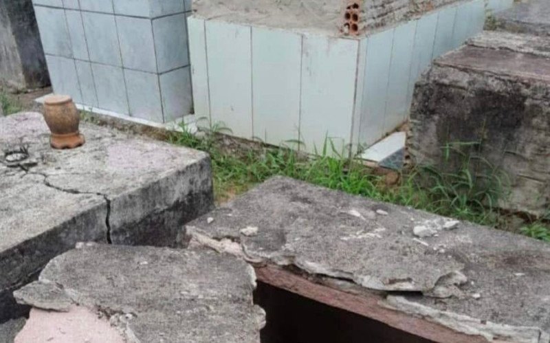 Cemitério Pio XII, em Sapucaia, com túmulos abertos