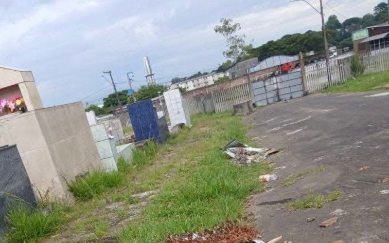 Sujeira no Cemitério Pio  XII, na Lomba da Palmeira