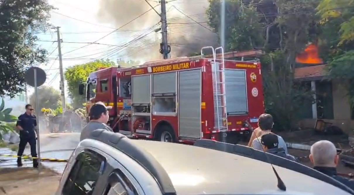 V&Iacute;DEO: Inc&ecirc;ndio atinge reciclagem em bairro de Novo Hamburgo