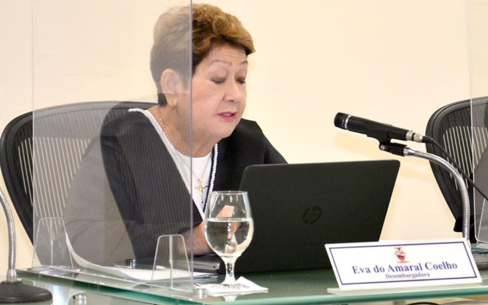 Fim de penduricalho levar&aacute; ju&iacute;zes &agrave; &ldquo;escravid&atilde;o&rdquo;, diz desembargadora que ganhou R$ 91 mil em mar&ccedil;o