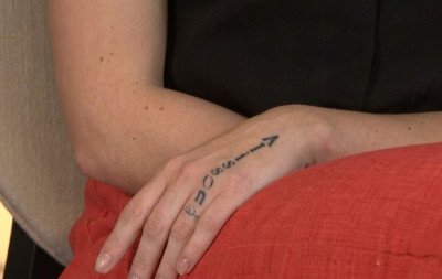 "Quebrou várias vezes o cabo de vassoura nas minhas costas": Gaúcha que tatuou 10 vezes nome de dentista detalha agressões