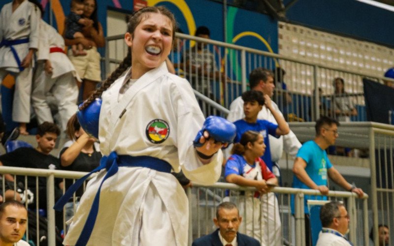 Flávia Bons é campeã brasileira de karatê | abc+