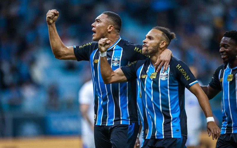 Carlos Vinícius e Braithwaite comemoram o gol gremista | abc+