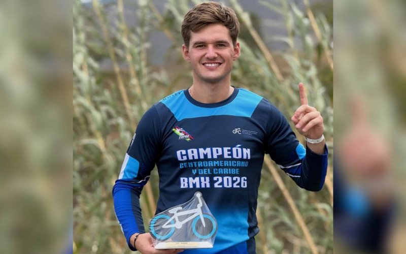 Thales com o troféu conquistado na Guatemala | abc+