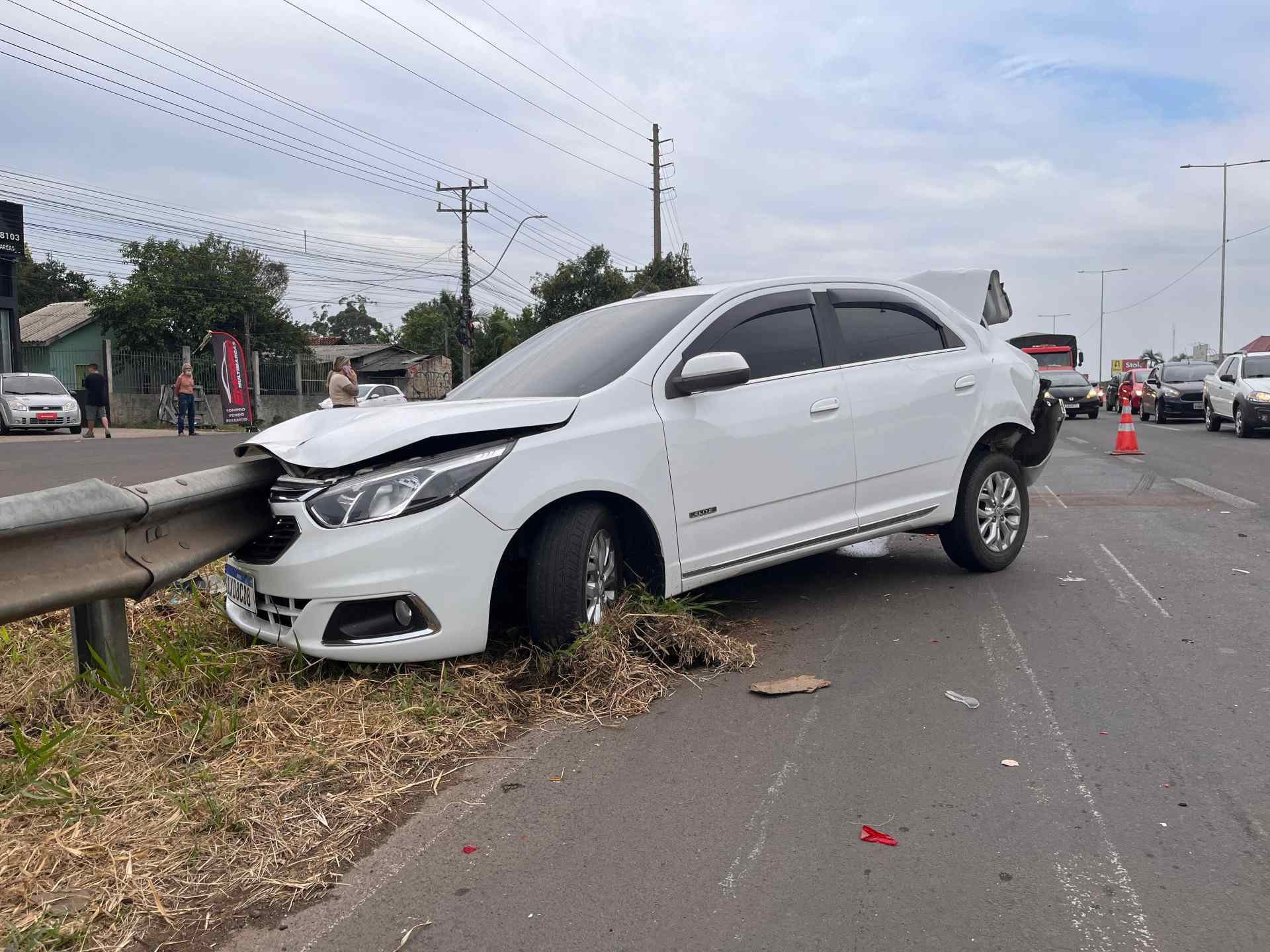 V&Iacute;DEO: Quatro pessoas se envolvem em acidente na BR-116