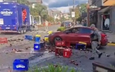 Porta de caminhão aberta resulta em queda de engradados de bebida no Centro de Gramado; veja vídeo