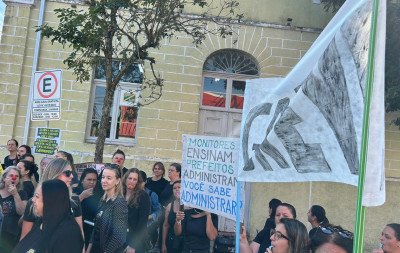 Greve de monitores da educação infantil inicia e grupo promove ato em frente a prefeitura de São Sebastião do Caí