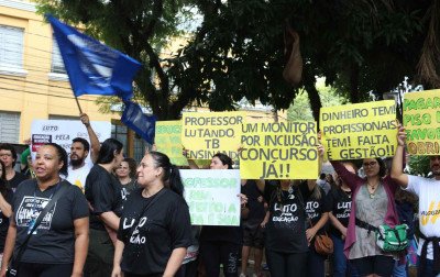 VÍDEO: Professores municipais entram em greve em Canoas; assembleia é remarcada para quinta-feira