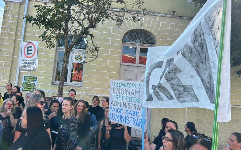 Greve de monitores da educação infantil inicia e grupo promove ato em frente a prefeitura de São Sebastião do Caí | abc+