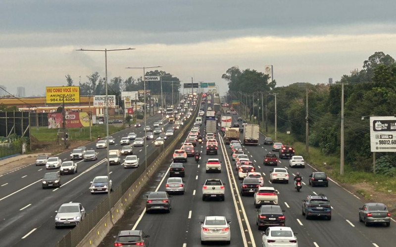 Trânsito carregado na BR-116, no trecho de Sapucaia do Sul | abc+