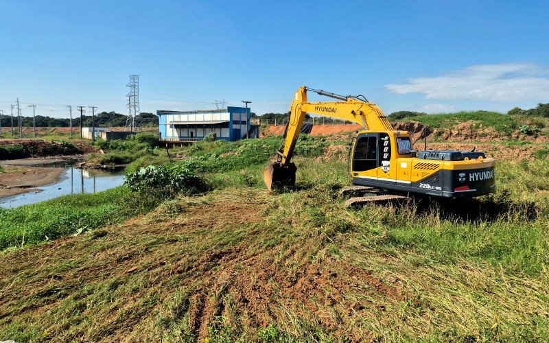 Trabalho de desassoreamento do Arroio Gauchinho, no bairro Santos Dumont, teve início na manhã desta quarta-feira (22)