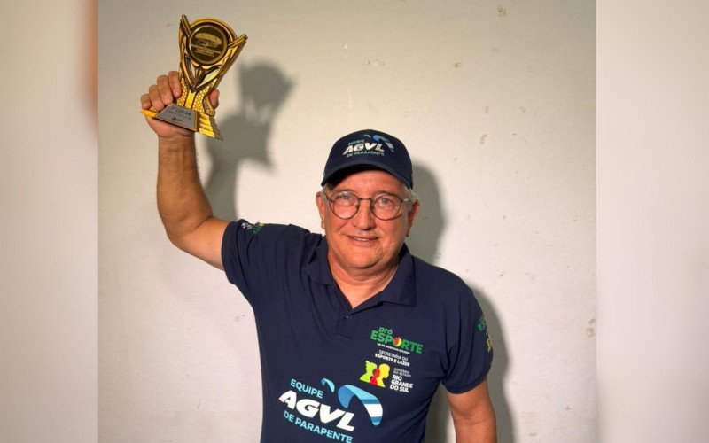 Flávio Pinheiro com o troféu da Classe Sport | abc+