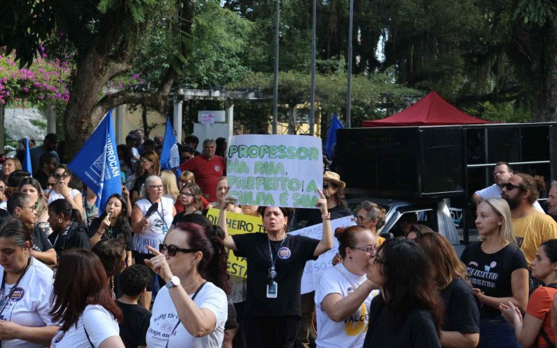 Professores que participaram da mobilização da categoria tiveram os salários descontados; sindicato busca reversão | abc+