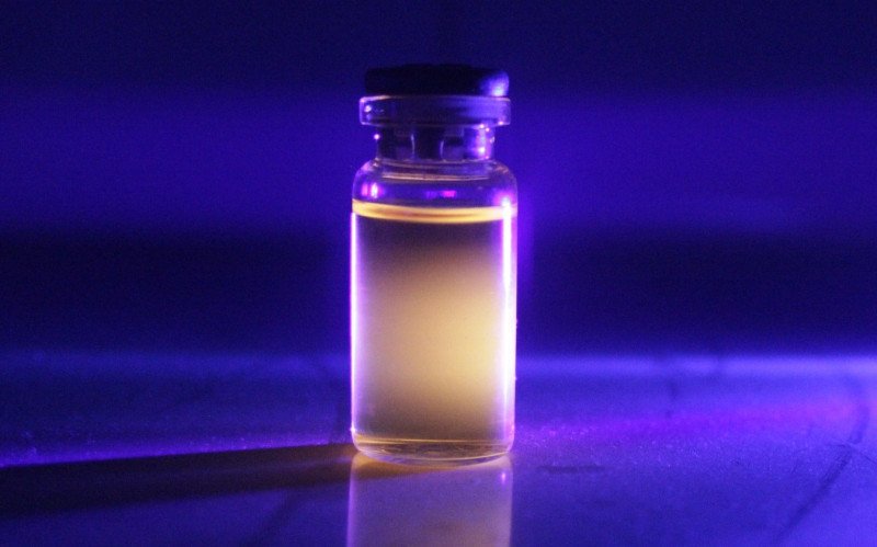 Nanopartículas fluorescentes reagem quando expostas à luz negra