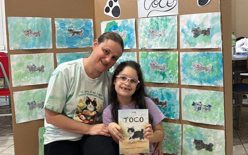 A professora Vanessa e a aluna Isabele aproveitam a Semana Liter&aacute;ria na Emeb Presidente Deodoro da Fonseca