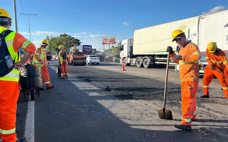 Equipes contratadas pelo Departamento Nacional de Infraestrutura de Transportes (Dnit) trabalham na repavimentação