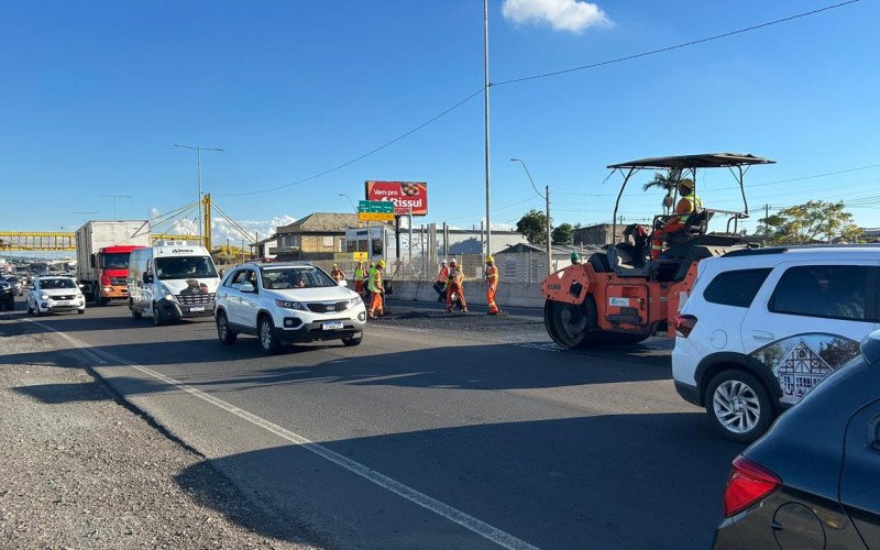 Equipes em obras na BR-116