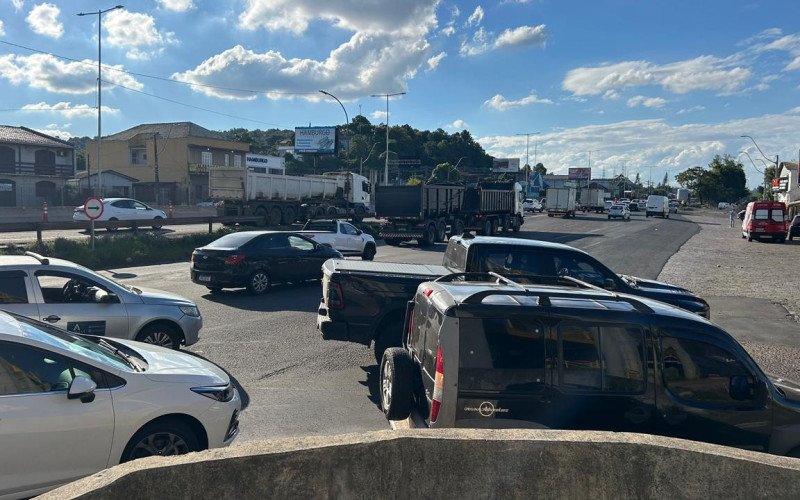 Veículos em direção à sinaleira junto a Avenida Arnaldo Pereira da Silva