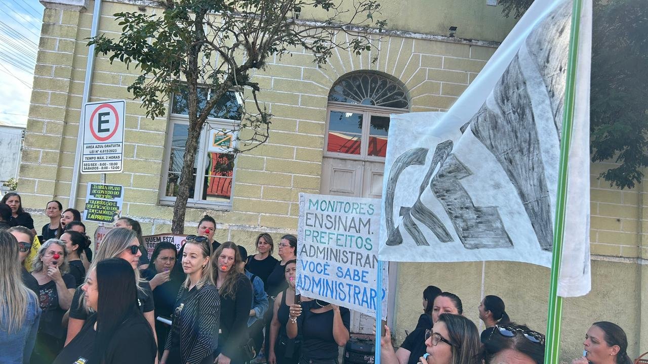 Greve de monitores da educa&ccedil;&atilde;o infantil inicia e grupo promove ato em frente a prefeitura de S&atilde;o Sebasti&atilde;o do Ca&iacute;