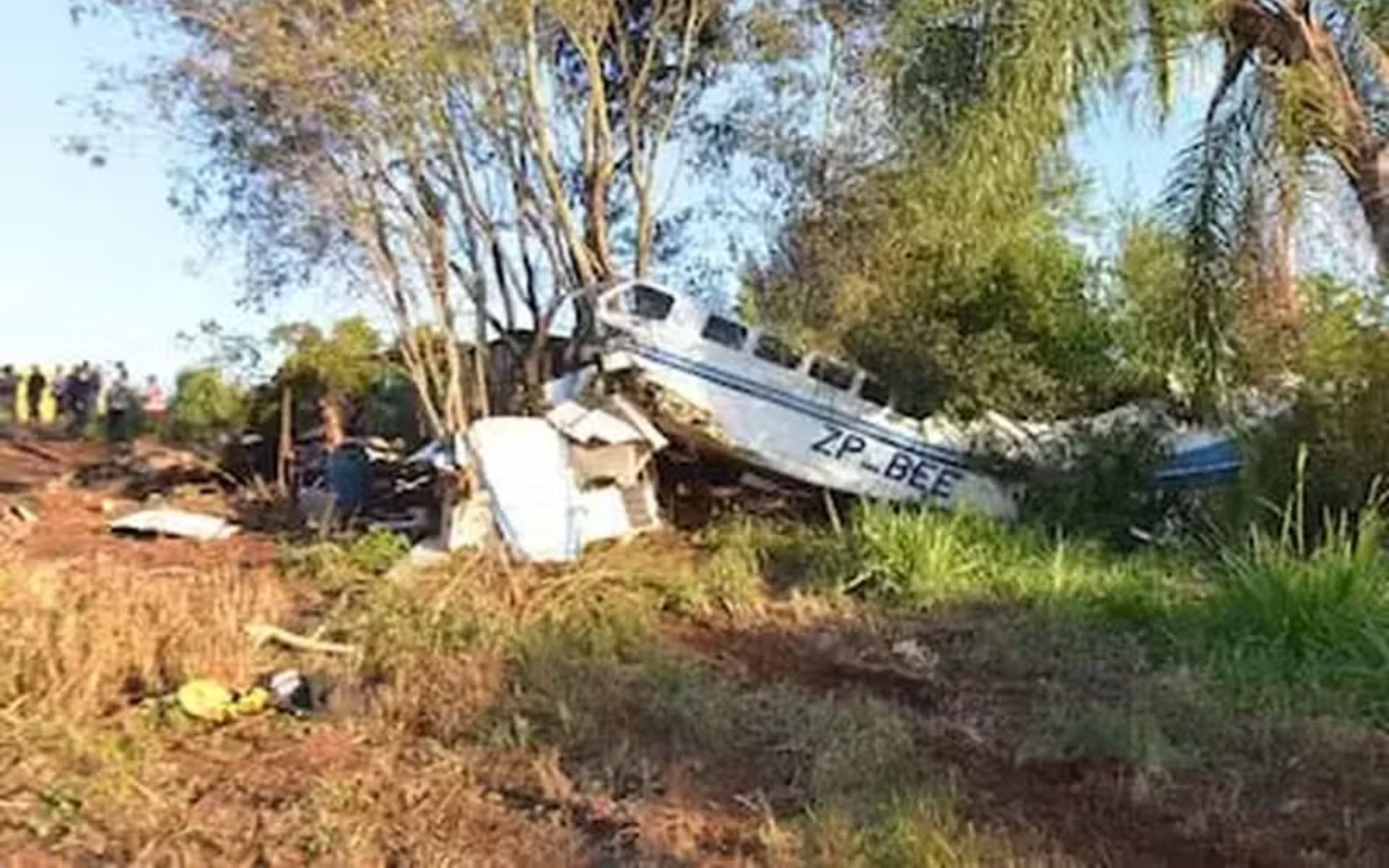 Avi&atilde;o com R$ 15 milh&otilde;es em esp&eacute;cie cai no Paraguai e moradores saqueiam dinheiro